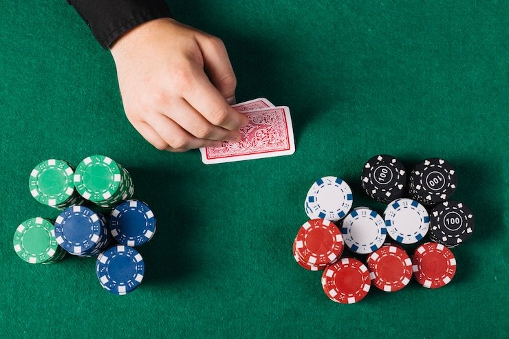 Bagan tingkat loyalitas itemk menampilkan manfaat progresif dari Member hingga Diamond